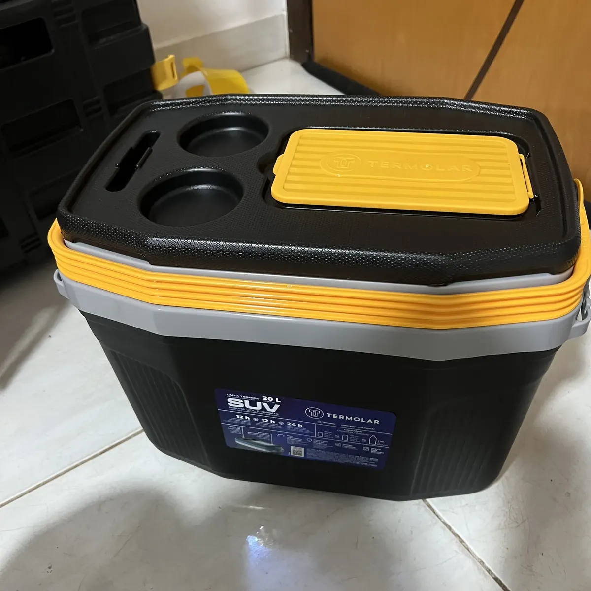 Caixa Termica Suv Cooler Com Alça 20 Litros Praia Pesca Camping Cor Preto E Amarelo Termolar