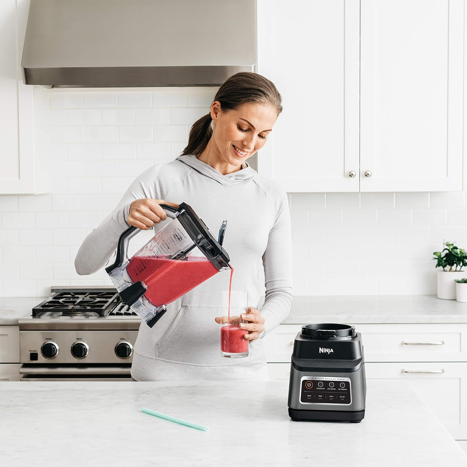 Ninja standalone liquidificador 127v- 1200 Watts de Potência Máxima, 3 Funções para Smoothies, Bebidas Geladas e Cremes com Auto IQ, Jarra Total Crushing de 2,1L com Tampa, Cinza Escuro.