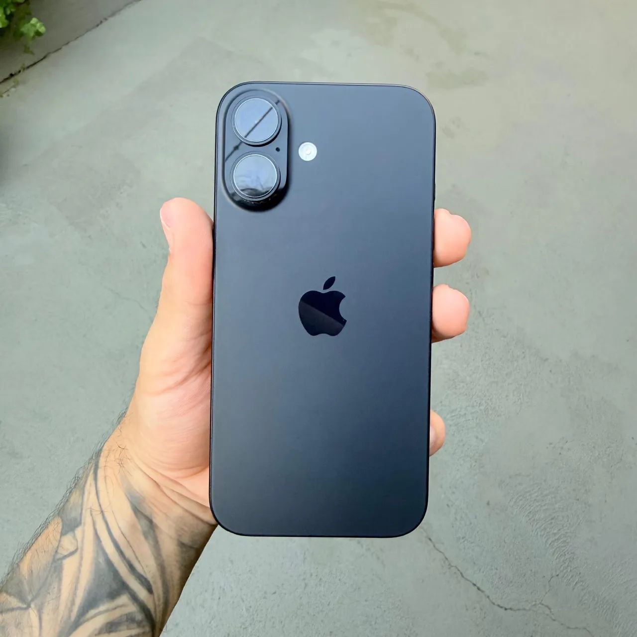 Apple iPhone 16 (256 GB) – Preto