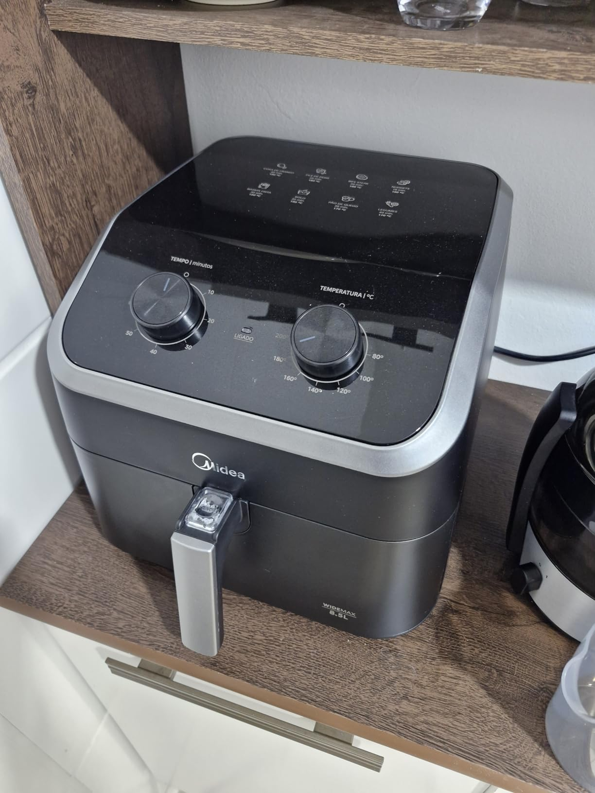 Fritadeira Midea Air Fryer 8,5L, design com dois botões, ampla faixa de temperatura de 80°C a 200°C, cesto antiaderente e prato para vegetais, 1900W, 110V, FWM85P1