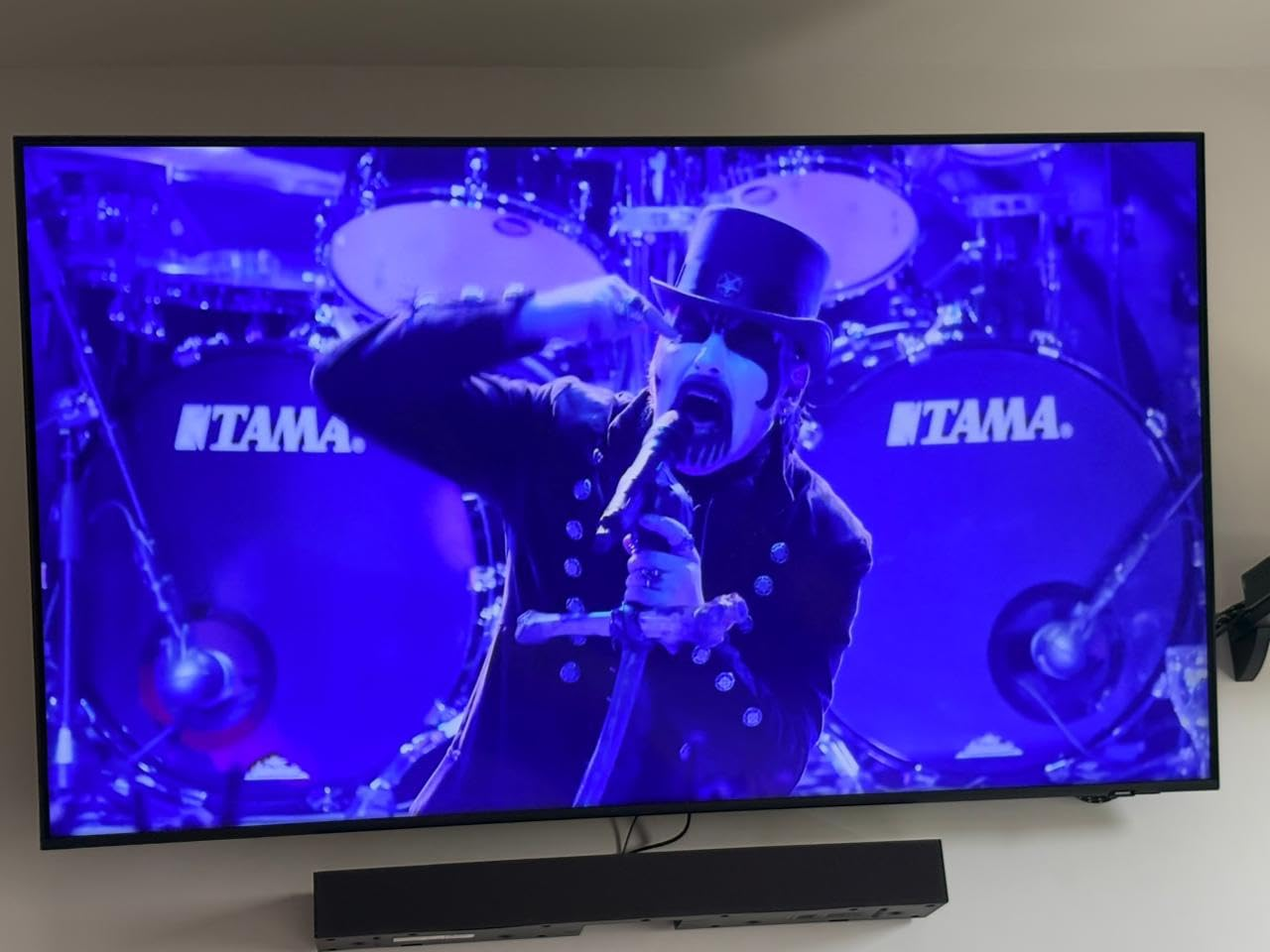 Soundbar Samsung HW-B400F, com 2.0 canais, Bluetooth, Subwoofer integrado e HDMI ARC