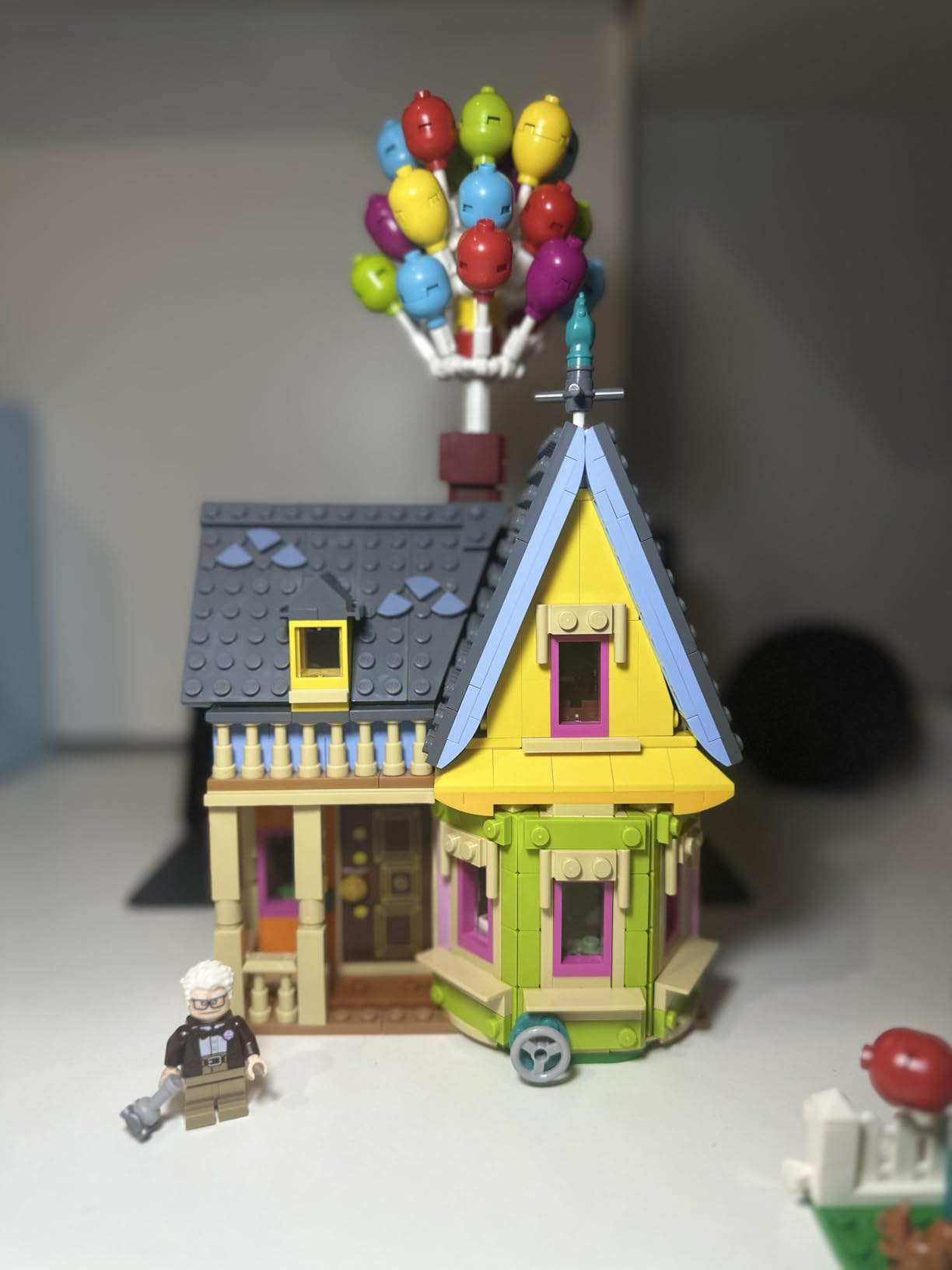 43217 LEGO® ǀ Disney e Pixar Casa de “Up - Altas Aventuras”; Conjunto de Construção (598 Peças)