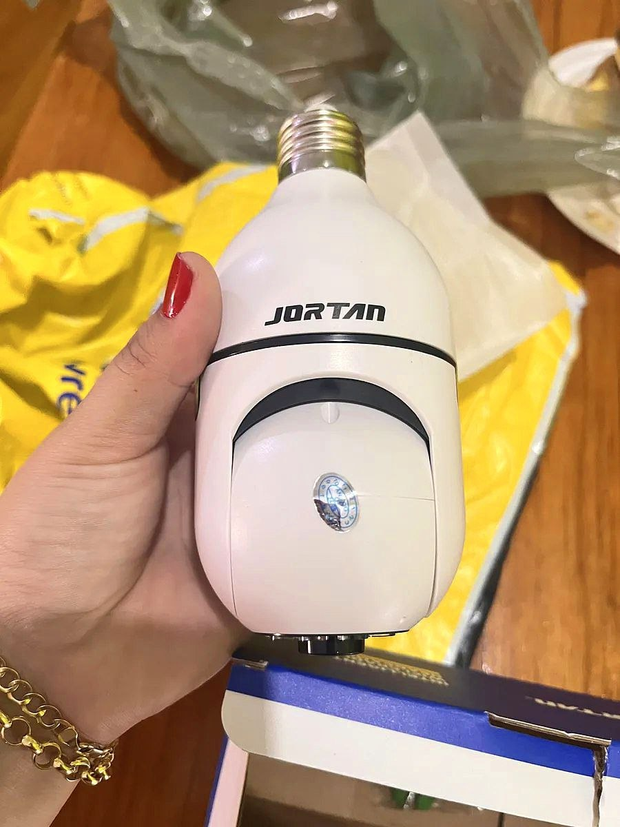 Câmera Lampada De segurança Casenn Ip Wifi Com Visão Noturna Interna Externa App Yoosee Espiã 360º Cor Branco