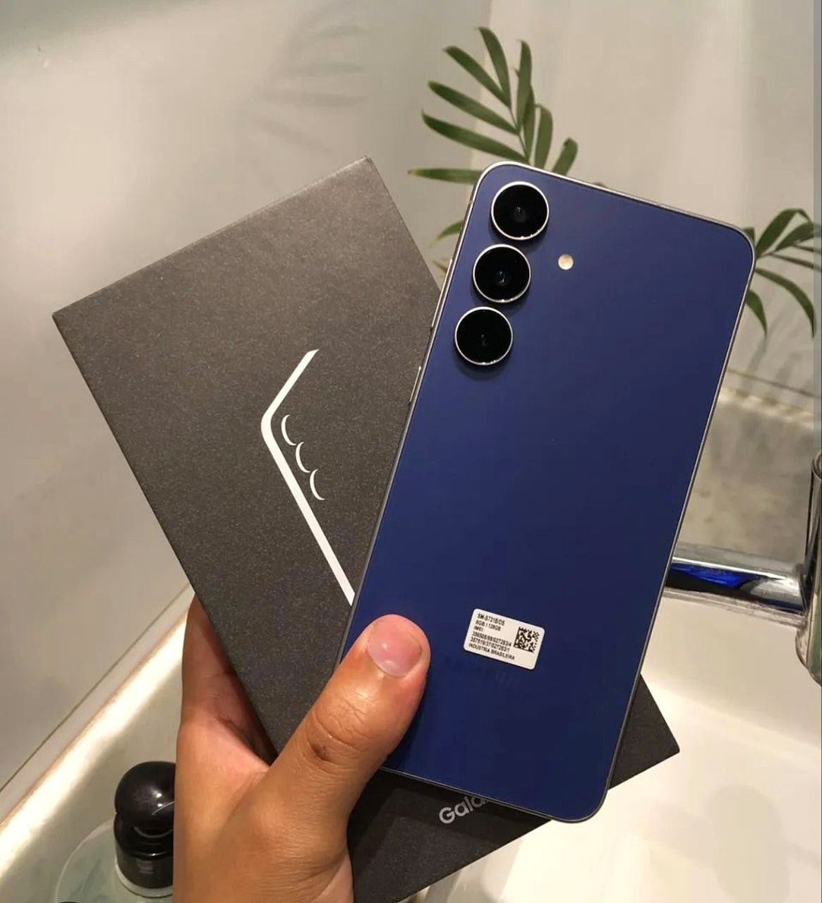 Celular Samsung Galaxy S25  5G, 256GB, 12GB RAM, Câmera Tripla de 50 12 10, Tela Grande de 6.7", Azul Marinho