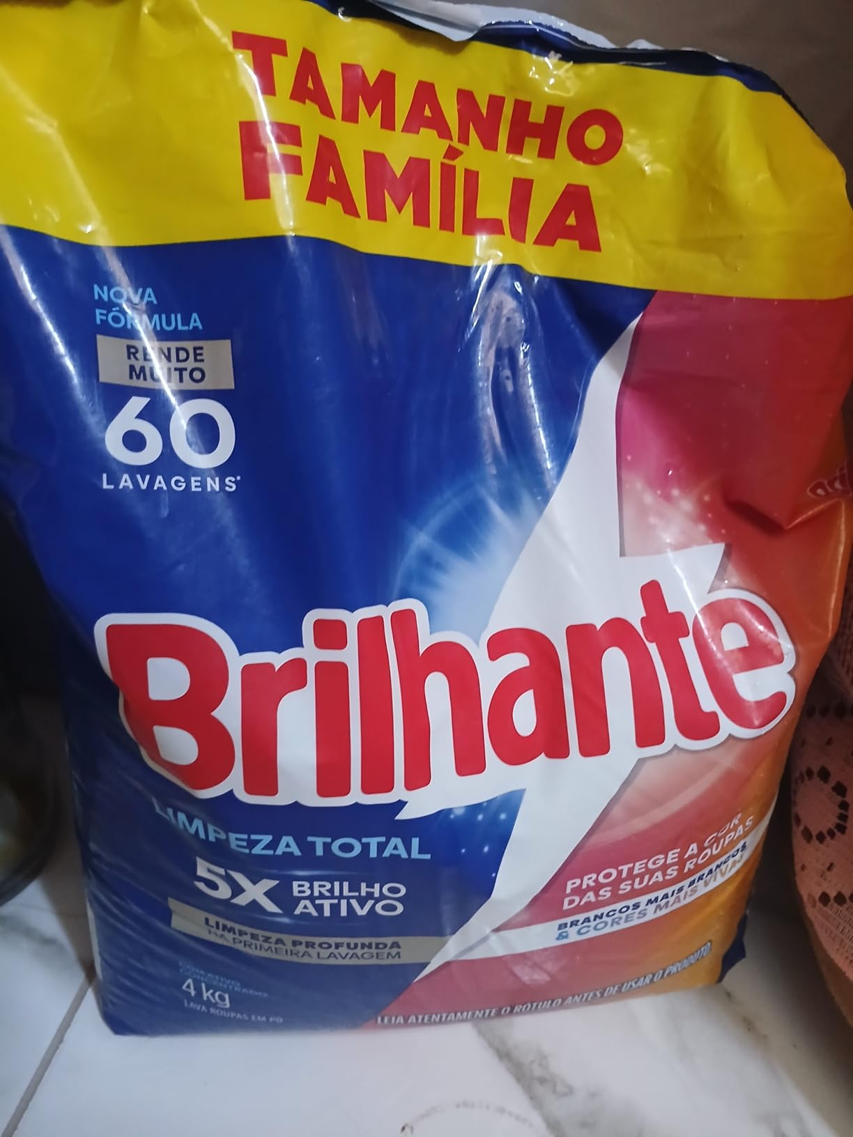 Brilhante Lava-Roupas Em Pó Roupas Brancas E Coloridas Limpeza Total Pacote Tamanho Família 4 Kg (Pacote De 1)