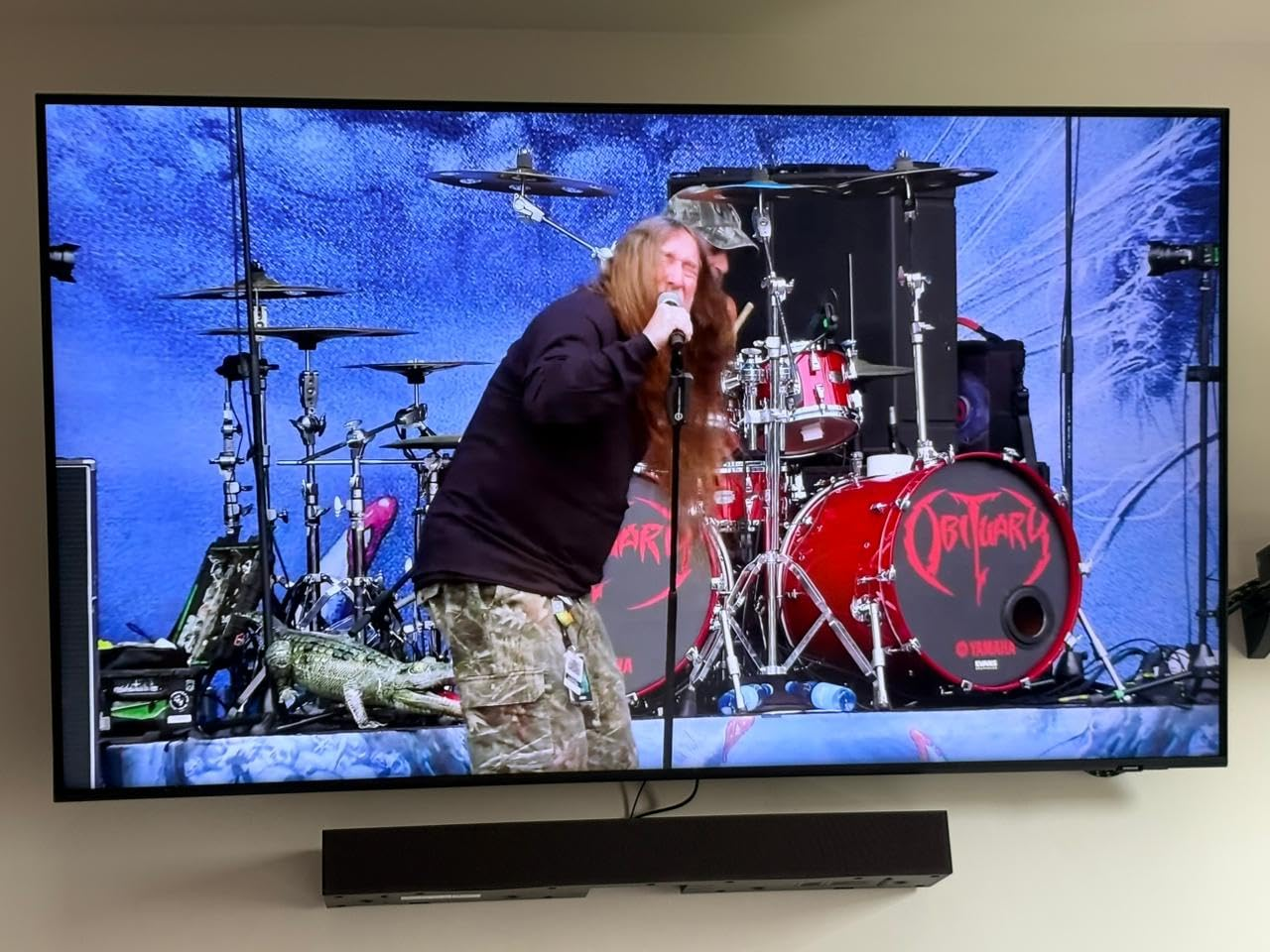 Soundbar Samsung HW-B400F, com 2.0 canais, Bluetooth, Subwoofer integrado e HDMI ARC