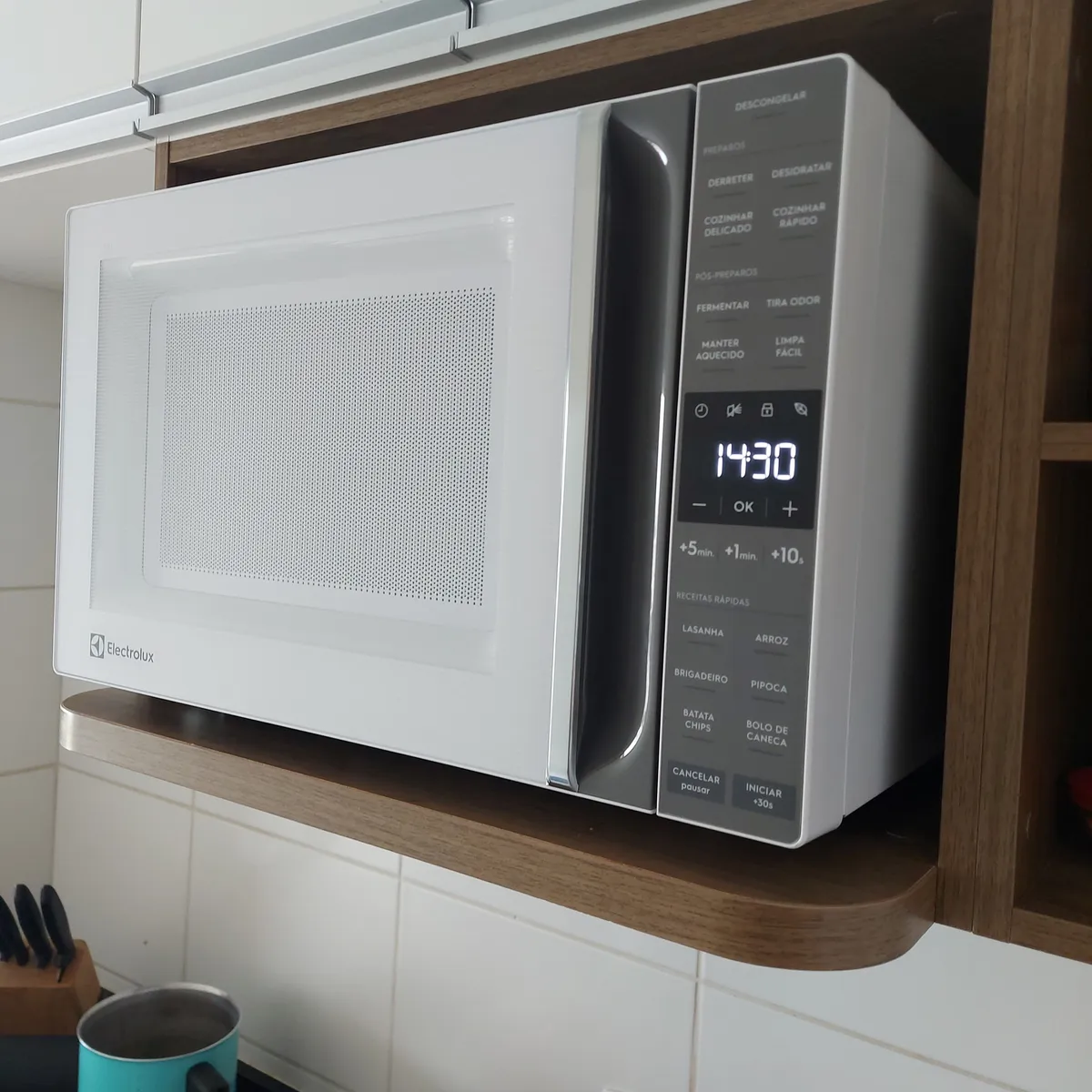 Micro-ondas Electrolux 36L cor Inox Efficient com Descongelamento Assistido ME36S