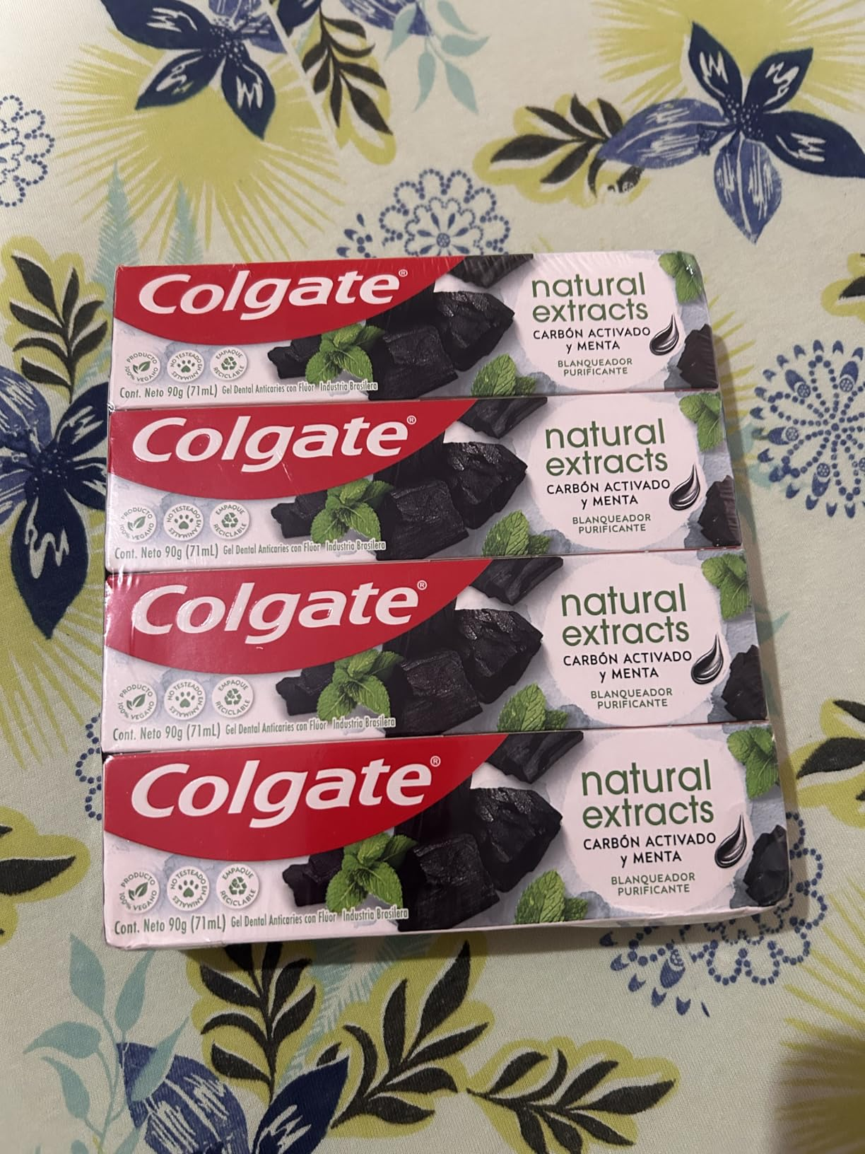 Colgate Creme Dental Clareador Natural Extracts Carvão Ativado 90g, 4 Unidades, Clareamento Dental com Extratos Naturais, Sorriso Mais Branco