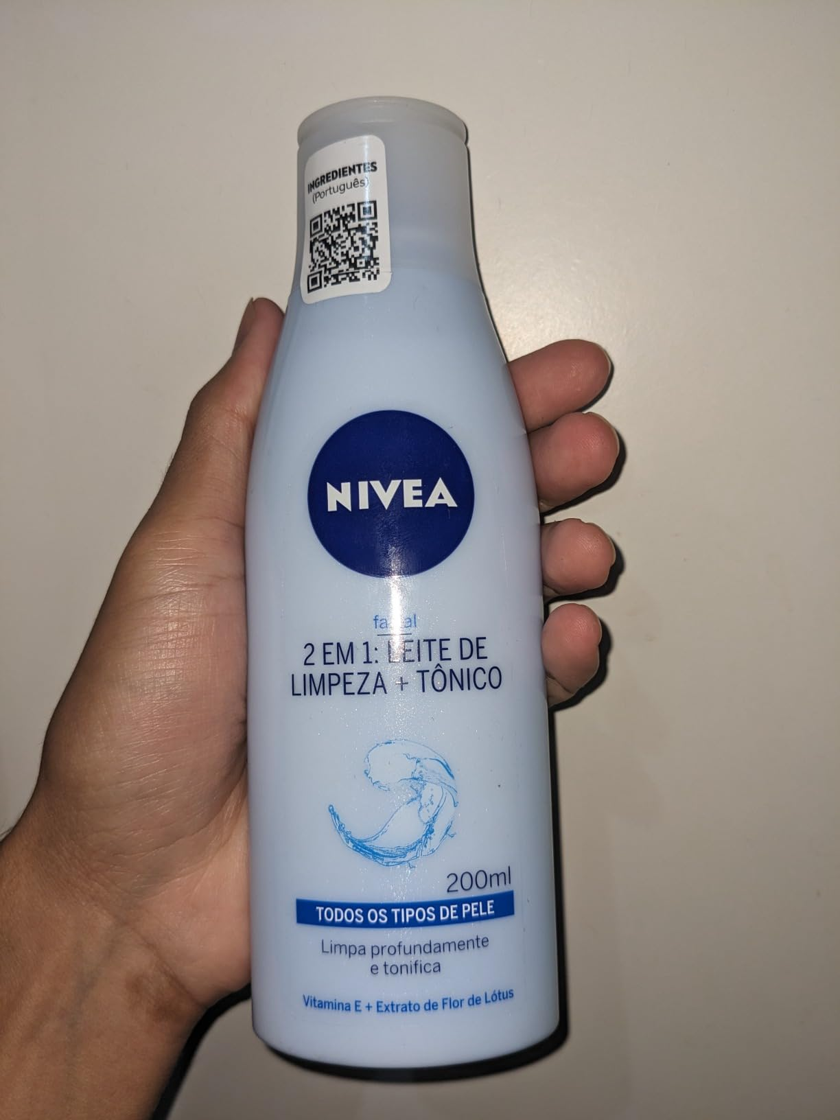 NIVEA Loção 2 em 1 Leite de Limpeza Facial   Tônico Refrescante 200ml, Limpeza Profunda, Remove Impurezas, Tonifica, Vitamina E