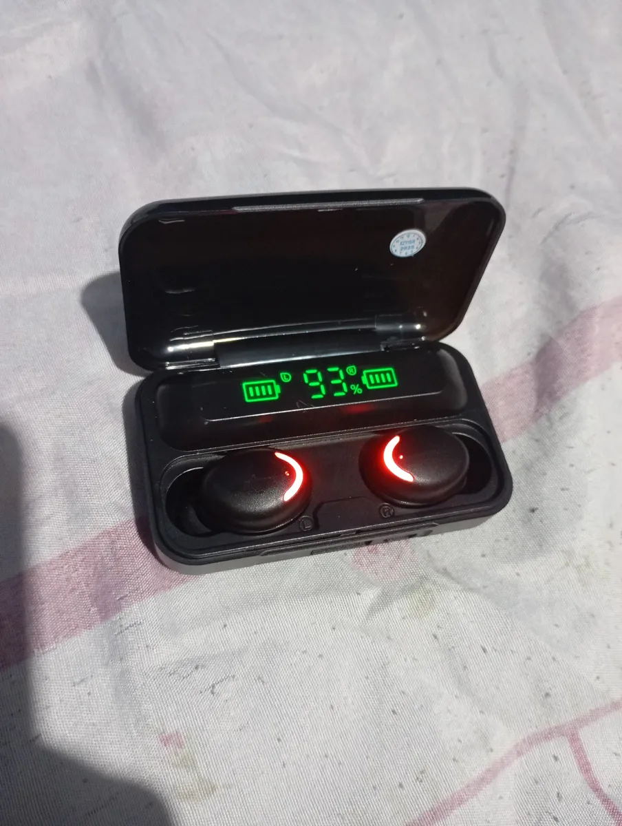 Fone De Ouvido Sem Fio Bluetooth F9-5 Pares Som Imersivo Powerbank Moderno Bateria Longa Duração Academia Compativel Com Todos Celulares