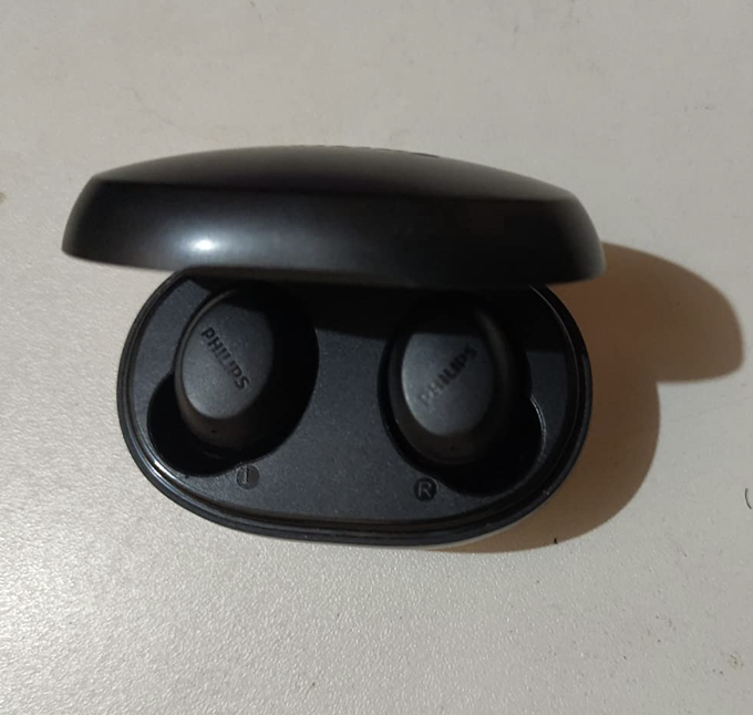 PHILIPS Fone de ouvido sem fio TWS bluetooth com microfone e energia para 18 horas totais na cor preto, padrão, TAT1235BK/97