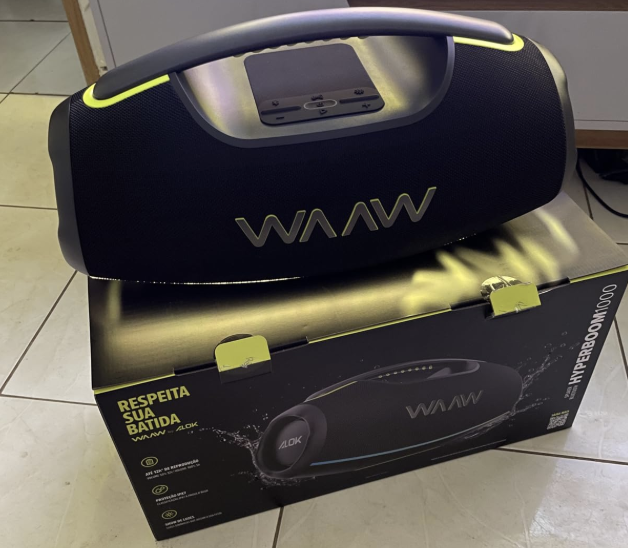 WAAW by ALOK Caixa de Som HYPERBOOM 1000 Bluetooth, À Prova D'Água, Até 12h de Autonomia, Tecnologia TWS, 180W RMS