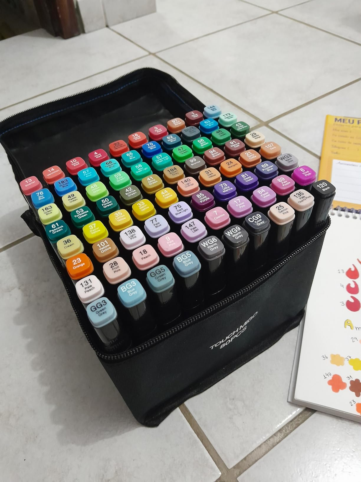 Kit de 80 Canetas Marcador Permanente Ponta Dupla Touch Coloridas para Desenho Profissional Escolar Infantil com Estojo Organizador Base Artista Canetinhas Hidrográficas Alcool Caneta para Colorir
