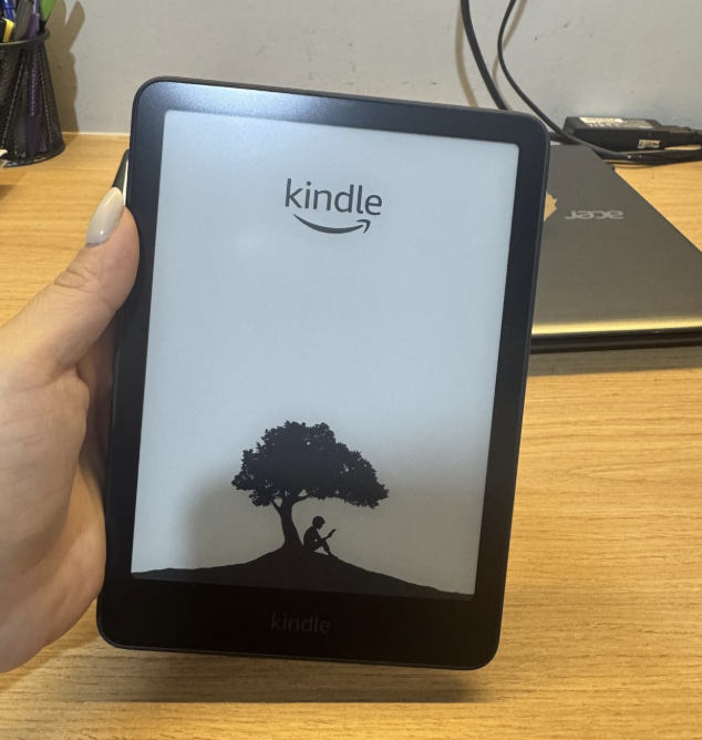 Kindle Paperwhite Signature Edition 32 GB (Geração mais recente) - O Kindle mais rápido já lançado, com luz frontal autoadaptável, carregamento sem fio e bateria que dura semanas - Cor Preta Metálica
