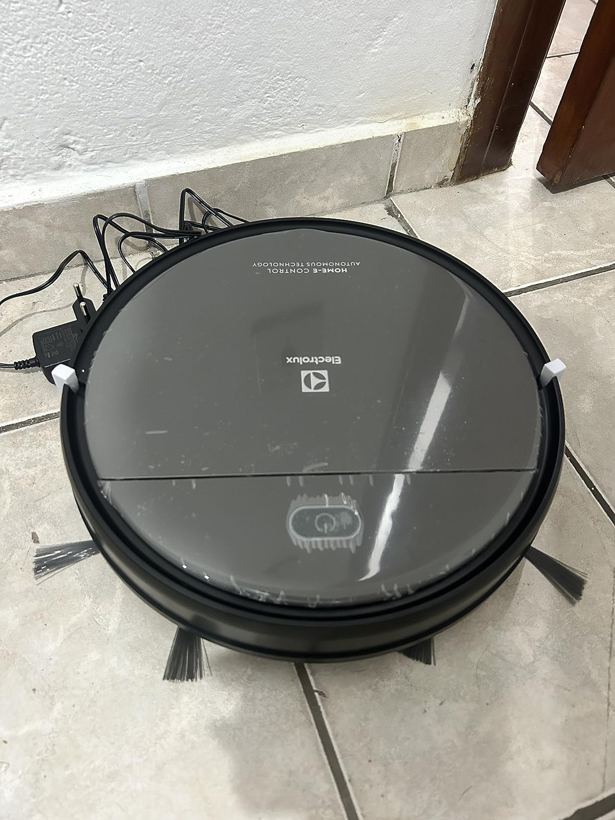 Robô Aspirador de Pó Electrolux Home e Control Experience Erb20 Bivolt Preto e Cinza