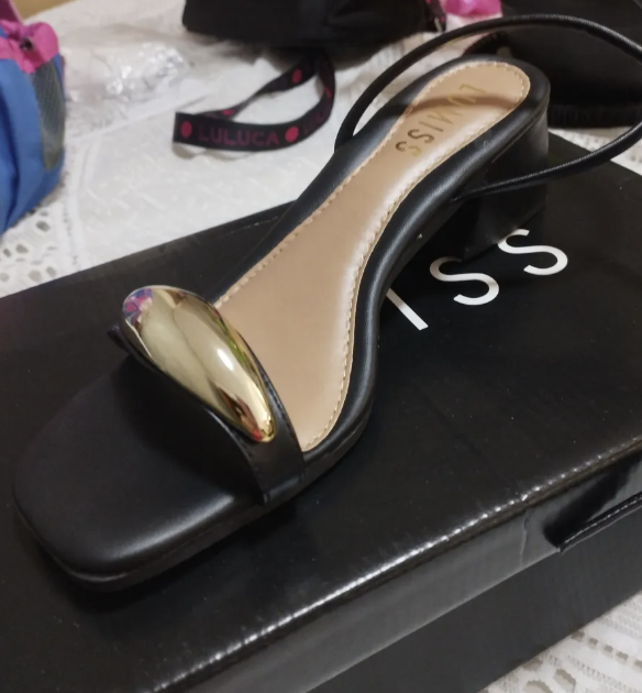 Sandália Feminina Salto Baixo Bloco Enfeite Metalizado