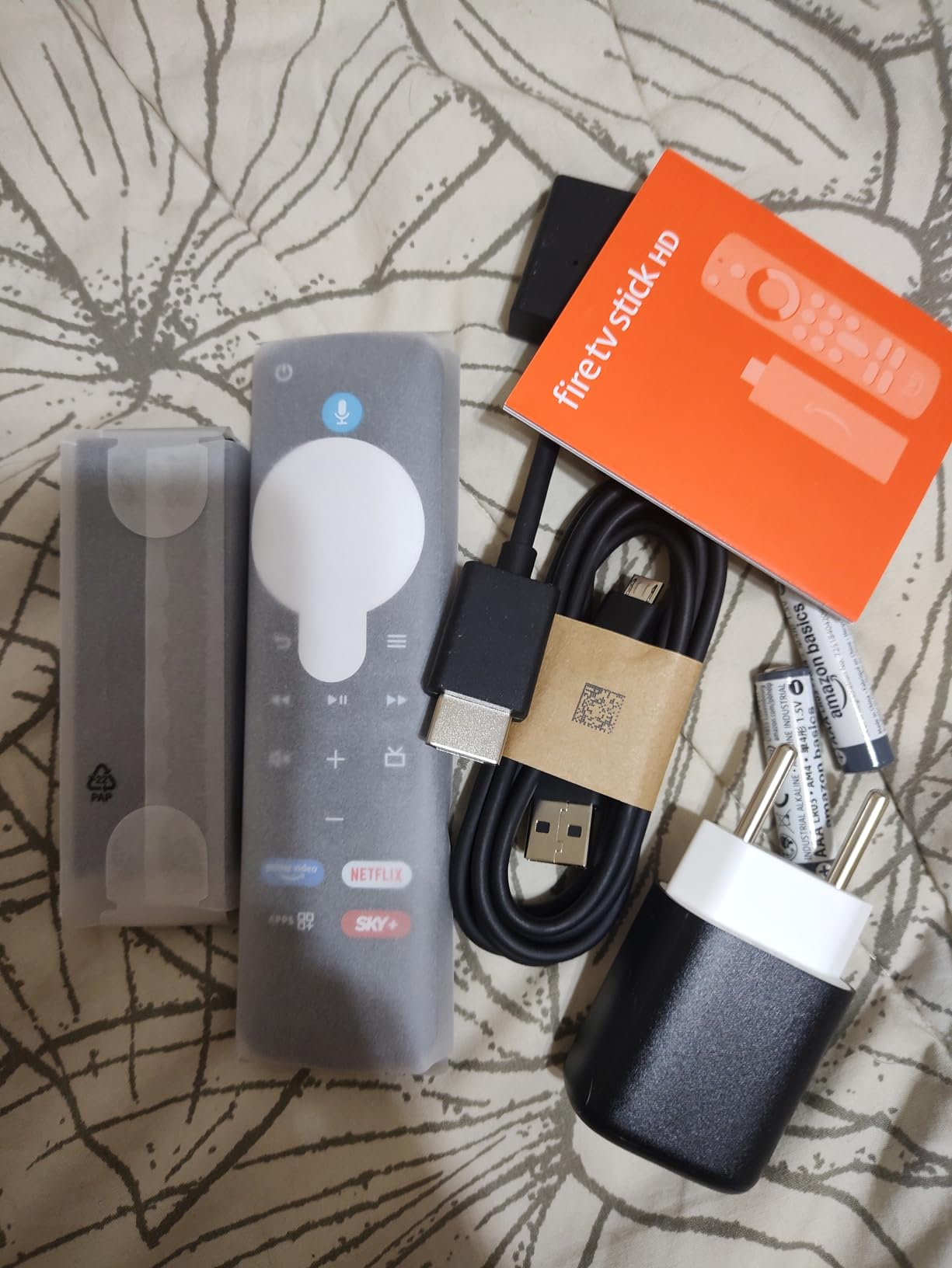 Fire TV Stick HD (Geração mais recente) | Com controle remoto por voz com Alexa (inclui comandos de TV), controles de casa inteligente e streaming em HD