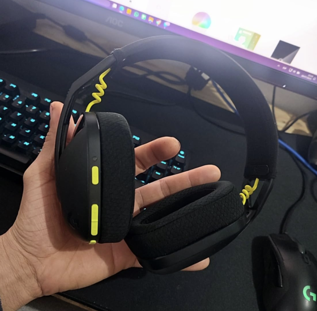 Headset Gamer Sem Fio Logitech G435 LIGHTSPEED, Conexão USB e Bluetooth, Design Leve e Confortável, Microfone Embutido, Bateria de até 18h - Compatível com Dolby Atmos, PC, PS4, PS5, Mobile – Preto